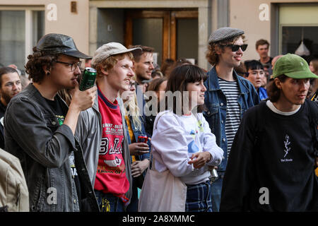 Menschen beobachten kostenlose Open-air-Konzert im Kallio Block Party 2019 in Helsinki, Finnland Stockfoto