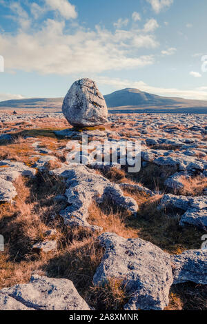 Unregelmäßig auf Twistleton Sxar mit Ingleborough im Hintergrund Stockfoto