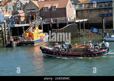 Die ehemalige Whitby RNLI Lifeboat Mary Ann Hepworth mit Passagieren auf einer Bootsfahrt auf dem Fluss Esk in Whitby, North Yorkshire England United Kingdom Stockfoto