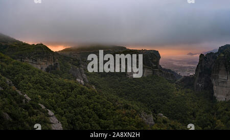 Glühende Meteora Sonnenaufgang mit Kloster der Heiligen Dreifaltigkeit unter der Decke von Nebel Stockfoto