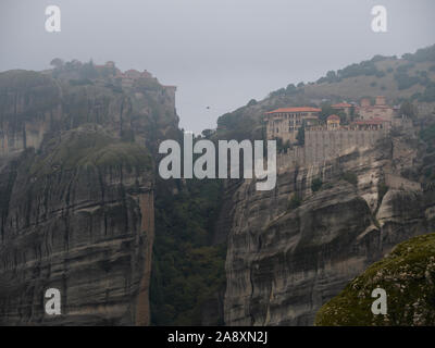Die Rope Bridge zwischen Meteora Klöster im Nebel Stockfoto
