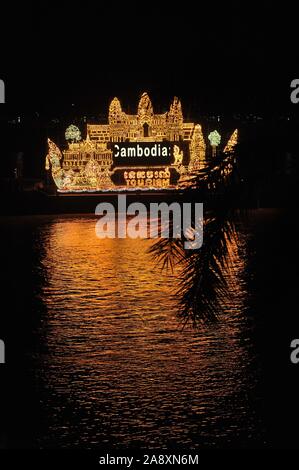 Eine beleuchtete float wirft seine Reflexion über den Tonle Sap Fluss während der Kambodschanischen Water Festival, Phnom Penh, Kambodscha. © kraig Lieb Stockfoto