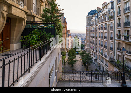 Pariser Viertel Montmartre. Morgen Montmartre Treppe in Paris, Frankreich. Europa. Blick auf gemütliche Straße im Viertel Montmartre in Paris, Frankreich. Archi Stockfoto