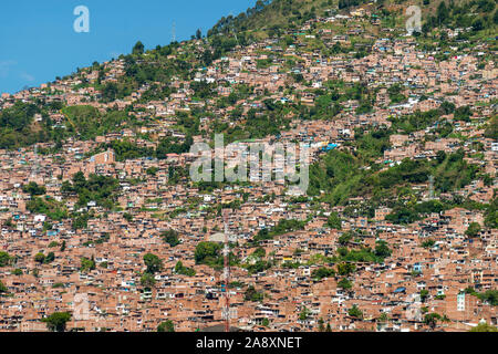 Häuser von Manrique Nachbarschaft (comuna 3) in Medellin, Kolumbien. Von der Universidad U-Bahnhof fotografiert. Stockfoto