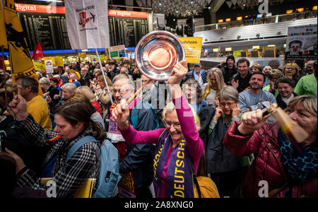 11 November 2019, Hessen, Frankfurt/Main: Demonstranten stehen am 300 Montag Demonstration der Fluglärm Demonstranten im Terminal 1 des Frankfurter Flughafens. Foto: Frank Rumpenhorst/dpa Stockfoto