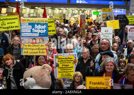 11 November 2019, Hessen, Frankfurt/Main: Demonstranten stehen am 300 Montag Demonstration der Fluglärm Demonstranten im Terminal 1 des Frankfurter Flughafens. Foto: Frank Rumpenhorst/dpa Stockfoto