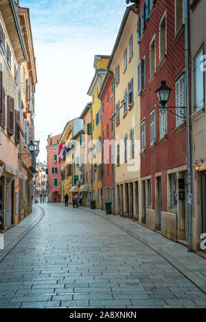 Eine Straße mit bunten Gebäude in Rovinj, Kroatien, Istrien. Stockfoto