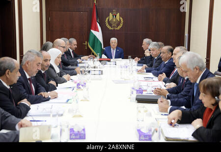 Ramallah, West Bank, Palästina. 11 Nov, 2019. Der palästinensische Präsident Mahmud Abbas, Stühle Kabinettssitzung, in der West Bank Stadt Ramallah, am 11. November 2019 Credit: thaer Ganaim/APA-Images/ZUMA Draht/Alamy leben Nachrichten Stockfoto