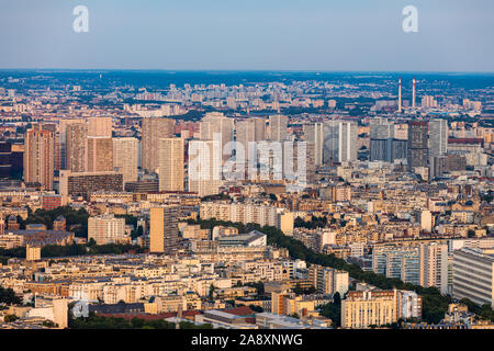 Klassisches Pariser Gebäude. Luftaufnahme von Dächern. Pariser Dächer Panoramablick Übersicht am Sommer, Tag, Frankreich. Blick auf typische Pariser Dächer mit mansards ein Stockfoto