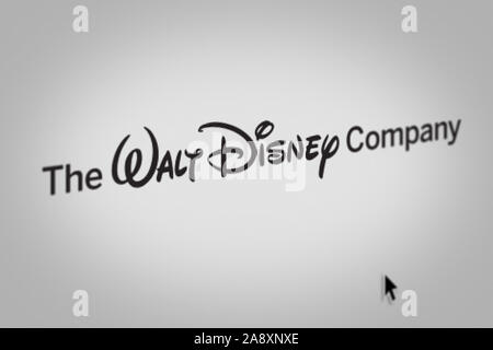 Logo der öffentlichen Unternehmen der Walt Disney Company auf einem Bildschirm in der Nähe angezeigt. Credit: PIXDUCE Stockfoto