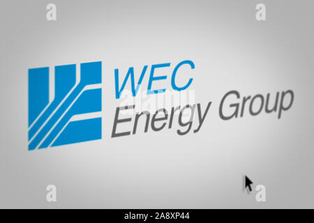 Logo der öffentlichen Unternehmen Wec Energy Group Inc. auf einem Bildschirm in der Nähe angezeigt. Credit: PIXDUCE Stockfoto