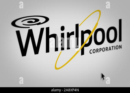 Logo der öffentlichen Unternehmen Whirlpool Corp. auf einem Bildschirm in der Nähe angezeigt. Credit: PIXDUCE Stockfoto