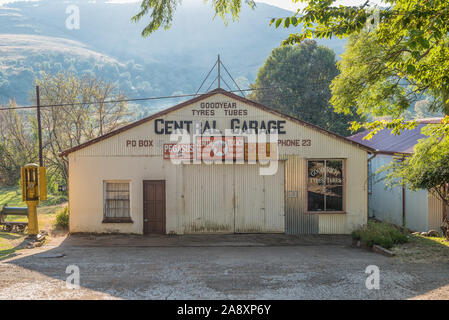 PILGRIMS REST, SÜDAFRIKA - 21. MAI 2019: eine Straße, Szene, mit einem historischen Tankstelle, in Pilgrims Rest, Mpumalanga Stockfoto