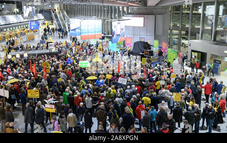 11 November 2019, Hessen, Frankfurt/Main: Zahlreiche Menschen nehmen an die 300 Montag Demonstration des "Bündnis der Bürgerinitiative - Kein Flughafenausbau - Für ein Nachtflugverbot von 22 bis 6 Uhr" im Terminal 1 des Frankfurter Flughafens. Foto: Silas Stein/dpa Stockfoto