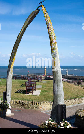 Der berühmte Walebone Archway auf West Cliff Whitby North Yorkshire England Vereinigtes Königreich Großbritannien Stockfoto