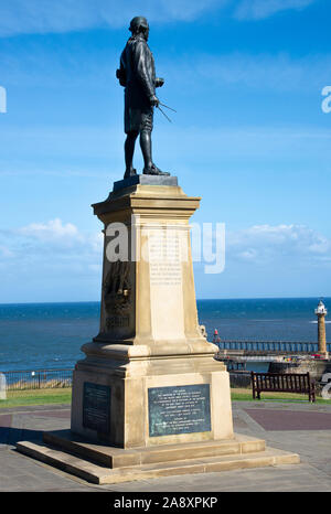 Die Bronzestatue und das Denkmal für Captain James Cook auf der West Cliff mit Blick auf Whitby Harbour und North Sea North Yorkshire England Vereinigtes Königreich Großbritannien Stockfoto