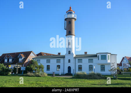 Leuchtturm in Timmendorf, touristische Destination auf der Insel Poel nahe Wismar an der Ostsee, Deutschland, blauer Himmel mit Kopie Raum Stockfoto