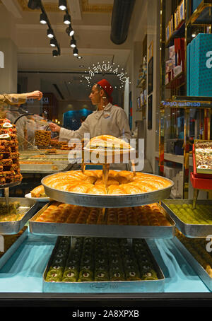 Istanbul, Türkei - 7. September 2019. Shop Arbeiter bedienen Kunden traditionelles Türkisches baklava und lokum in einem Shop auf der Istiklal Cadessi in Beyoglu Stockfoto