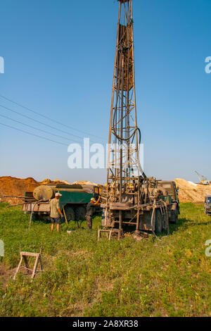 Geologen Verhalten core Bohren von Brunnen für die geologische Erkundung von nützlichen Reserven - feuerfester Ton und Kaolin. Zaporizhzhya region Stockfoto