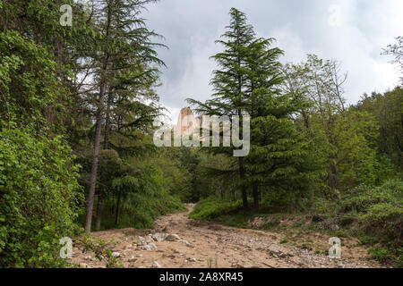 Wanderweg durch Rozhen Pyramiden, einzigartige Pyramide berge Felsen in Bulgarien, in der Nähe von Melnik. Stockfoto