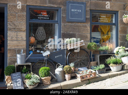 Der Fabelhafte Berties of Bay Gift Shop auf dem Hügel in der Bay Bank im Beliebten Seaside Village von Robin Hoods Bay North Yorkshire England UK Stockfoto