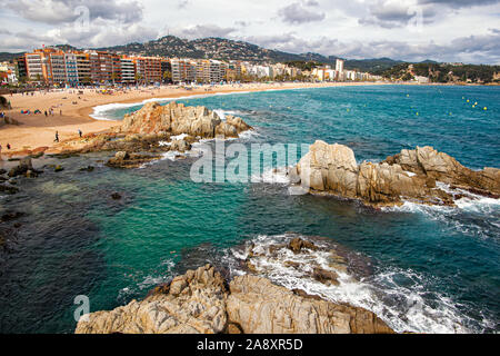 Lloret de Mar, Spanien - 24 April 2011: Felsen und einem Sandstrand in Lloret de Mar an der Costa Brava Küsten Region Katalonien, Spanien. Stockfoto