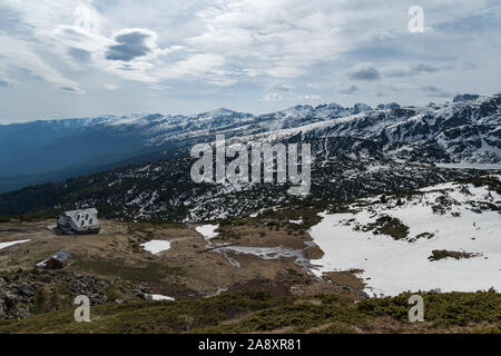 Antenne veiw Berglandschaft mit Sieben Rila-Seen Hütte im Nationalpark Rila, Bulgarien Stockfoto