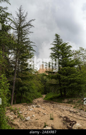 Wanderweg durch Rozhen Pyramiden, einzigartige Pyramide berge Felsen in Bulgarien, in der Nähe von Melnik. Stockfoto