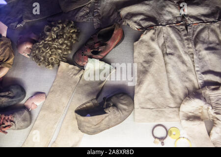 Auschwitz, Polen, 28. April 2016: persönliche Gegenstände der Opfer des KZ Auschwitz auf Anzeige im Auschwitz-Birkenau Memori Stockfoto