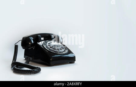 Ein Vintage Rotary Telefon vor einem weißen Hintergrund Stockfoto