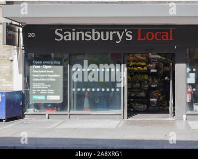 LONDON, GROSSBRITANNIEN - ca. September 2019: Sainsbury's Storefront Stockfoto