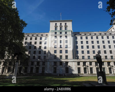 LONDON, GROSSBRITANNIEN - ca. September 2019: Bundesministerium der Verteidigung Hauptgebäude (aka MOD Whitehall Gardens Gebäude) Stockfoto