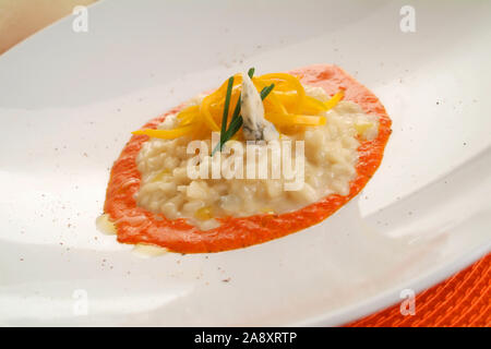 Italienische Küche Rezepte, Risotto mit Paprika und Gorgonzola. Stockfoto