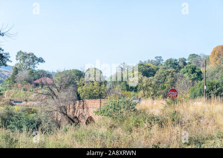 PILGRIMS REST, SÜDAFRIKA - 21. MAI 2019: Die historische Joubert Brücke, in Pilgrims Rest, Mpumalanga. Personen und ein Stop-Schild sind sichtbar Stockfoto