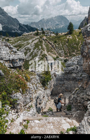 Urlaub Dolomites, Italien im Sommer. Wandern in den Bergen. Klettersteig. Sonnenaufgang auf der Seiser Alm. Schnee. Stockfoto