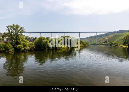 Das Tal der Mosel und die hohe Brücke über der Mosel in der Nähe des Weinortes Zeltingen-Rachtig Stockfoto