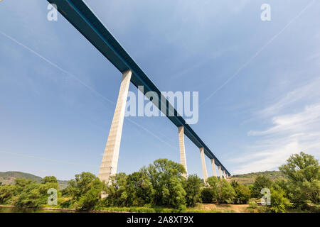 Hohe Brücke über die Mosel in der Nähe des Weinortes Zeltingen-Rachtig Stockfoto