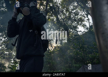 Hong Kong, Hong Kong. 11 Nov, 2019. Demonstrant mit einer Gasmaske während der Demonstration. ein Generalstreik von Demonstranten in Zusammenstöße und Konflikte sich organisiert, die Polizei versucht, die zweite Brücke in der Chinesischen Universität von Hongkong zu sichern. Credit: SOPA Images Limited/Alamy leben Nachrichten Stockfoto