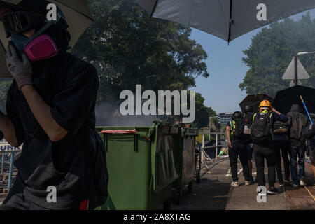 Hong Kong, Hong Kong. 11 Nov, 2019. Demonstrant mit einer Gasmaske während der Demonstration. ein Generalstreik von Demonstranten in Zusammenstöße und Konflikte sich organisiert, die Polizei versucht, die zweite Brücke in der Chinesischen Universität von Hongkong zu sichern. Credit: SOPA Images Limited/Alamy leben Nachrichten Stockfoto