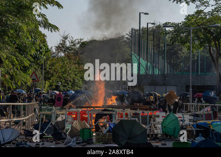 Hong Kong, Hong Kong. 11 Nov, 2019. Barrikaden brennen während der Demonstration. ein Generalstreik von Demonstranten in Zusammenstöße und Konflikte sich organisiert, die Polizei versucht, die zweite Brücke in der Chinesischen Universität von Hongkong zu sichern. Credit: SOPA Images Limited/Alamy leben Nachrichten Stockfoto