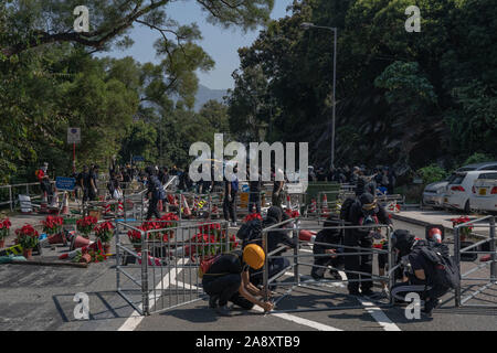 Hong Kong, Hong Kong. 11 Nov, 2019. Die Demonstranten, die strassensperren während der Demonstration. ein Generalstreik von Demonstranten in Zusammenstöße und Konflikte sich organisiert, die Polizei versucht, die zweite Brücke in der Chinesischen Universität von Hongkong zu sichern. Credit: SOPA Images Limited/Alamy leben Nachrichten Stockfoto