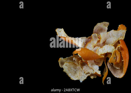 Alte faltige tangerine Peel mit Text auf schwarzem Hintergrund Stockfoto