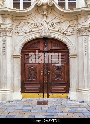 Alte hölzerne Tür und Fassade Stockfoto