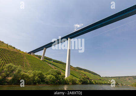 Hohe Brücke über die Mosel in der Nähe des Weinortes Zeltingen-Rachtig Stockfoto