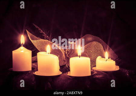 Adventskranz mit vier brennenden Kerzen Stockfoto