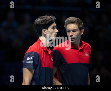 O2, London, UK. 11. November 2019. Nitto ATP-Finale am Abend Doppel. Juan Sebastian Cabal (COL) & Robert Farah (COL) vs Pierre-Hugues Herbert (FRA) & Nicolas Mahut (FRA). Credit: Malcolm Park/Alamy Leben Nachrichten. Stockfoto