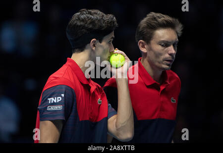 O2, London, UK. 11. November 2019. Nitto ATP-Finale am Abend Doppel. Juan Sebastian Cabal (COL) & Robert Farah (COL) vs Pierre-Hugues Herbert (FRA) & Nicolas Mahut (FRA). Credit: Malcolm Park/Alamy Leben Nachrichten. Stockfoto