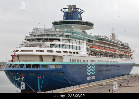 LIVORNO, Italien - 11 Juli, 2019: Passagiere an Bord des souveränen Luxus Kreuzfahrtschiff im Hafen festgemacht. MS Sovereign ist einer der drei großen Kreuzfahrt Zone Stockfoto
