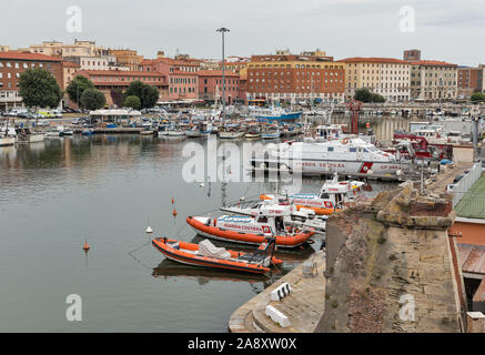 LIVORNO, Italien - 11 Juli, 2019: Stadtbild mit Canal, Alte Festung und angelegten Boote der Coast Guard. Livorno ist eine Stadt an der Ligurischen Meer mit einer der Stockfoto