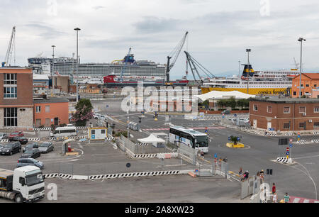 LIVORNO, Italien - 11 Juli, 2019: Schiffe im Fährhafen Terminal festgemacht. Hafen von Livorno ist eine der größten italienischen Häfen und einer der größten Meer Stockfoto